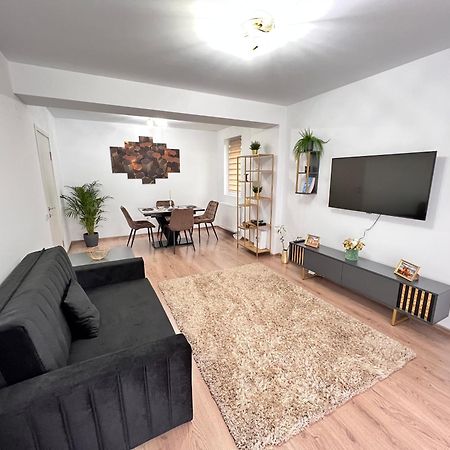 Sun Apartments 奥托佩尼 外观 照片