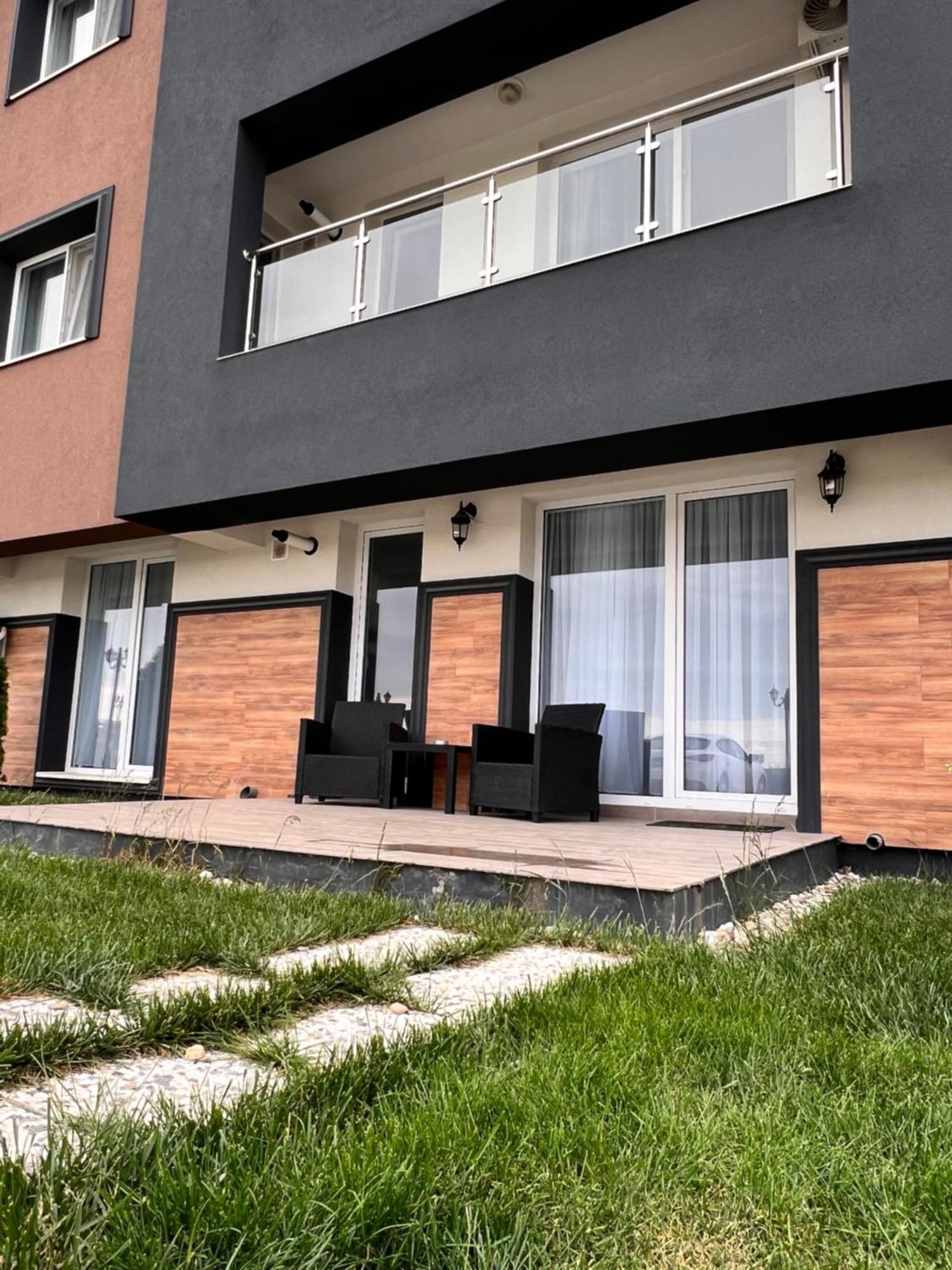 Sun Apartments 奥托佩尼 外观 照片